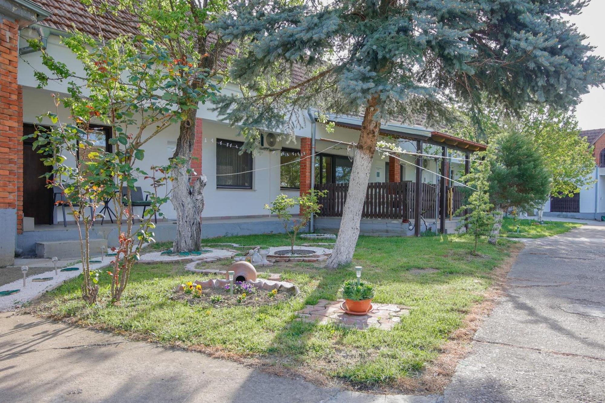 Apartman Marta I Soba Maja Gradiste Exterior foto